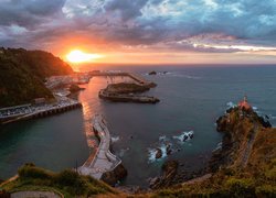 Hiszpania, Asturia, Gmina Cudillero, Morze, Wybrzeże, Przystań, Latarnia morska, Góra, Zachód słońca