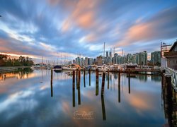 Stanley Park Marina, Przystań, Klub jachtowy, Żaglówki, Jachty, Wieżowce, Wschód słońca, Chmury, Prowincja Kolumbia Brytyjska, Vancouver, Kanada