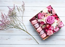 Pudełko ciasteczek i kwiatów