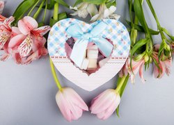 Pudełko w kształcie serca na tulipanach i alstremerii