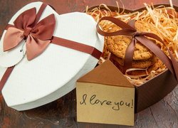 Pudełko z ciastkami i kartką z napisem I love you