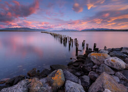 Rzeka, Niebo, Kamienie, Kołki, Zachód słońca, Puerto Natales, Patagonia, Chile