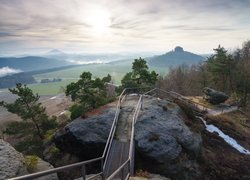 Punkt widokowy na skale z widokiem na zamglone góry