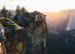 Wschód słońca, Góry, Skały, Taft Point, Człowiek, Drzewa, Dolina, Yosemite Valley, Park Narodowy Yosemite, Kalifornia, Stany Zjednoczone