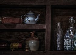 Puste butelki i inne naczynia na drewnianych półkach