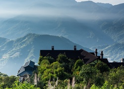 Tajwan, Hrabstwo Nantou, Qingjing Farm, Góry, Dom, Mgła, Drzewa