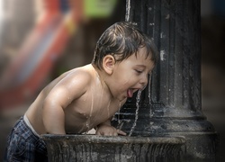 Radość dziecka przy fontannie