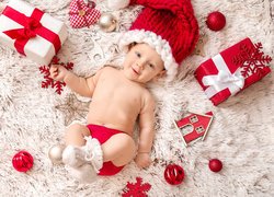 Radosne niemowlę pośród ozdób świątecznych