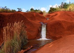 Wodospad, Red Dirt Waterfall, Czerwone, Skały bazaltowe, Kanion Waimea, Trawa, Rzeka, Wyspa Kauai, Hawaje, Stany Zjednoczone