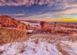 Wschód słońca, Chmury, Niebo, Śnieg, Zima, Skały, Trawy, Red Rocks Park, Morrison, Kolorado, Stany Zjednoczone