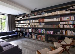 Regały z książkami w pokoju