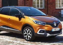 Renault Captur przed budynkiem