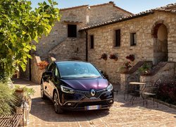 Renault Scenic przed domem