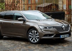 Renault Talisman przy ogrodzeniu