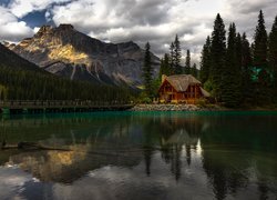 Park Narodowy Yoho, Restauracja, Cilantro on the Lake, Most, Jezioro, Emerald Lake, Góry, Drzewa, Chmury, Prowincja Kolumbia Brytyjska, Kanada