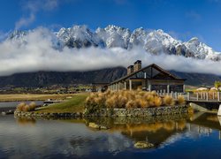 Nowa Zelandia, Queenstown, Góry, Mgła, Jezioro Wakatipu, Dom, Restauracja Jacks Point, Most, Trawa