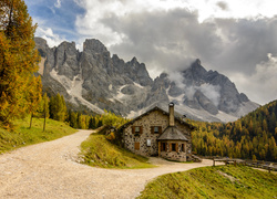 Włochy, Dolina Val Venegia, Dom, Restauracja Malga Venegiota di Tonadico, Góry Dolomity, Droga