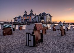 Morze Bałtyckie, Zachód słońca, Restauracja, Kawiarnia, Plaża, Kosze plażowe, Molo, Sellin, Wyspa Rugia, Niemcy