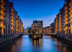 Niemcy, Hamburg, Speicherstadt, Mosty, Kanał, Restauracja Wasserschloss, Domy, Oświetlenie, Noc