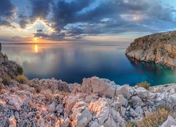 Chorwacja, Wyspa Cres, Rezerwat przyrody Mali Bok - Koromacna, Zatoka, Morze Adriatyckie, Skały, Wschód słońca