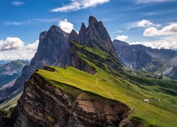 Góry Dolomity, Masyw Odle, Rezerwat przyrody Puez-Geisler, Doliny,  Domki, Prowincja Bolzano, Włochy