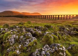 Góry, Most, Wiadukt, Ribblehead Viaduct, Zachód słońca, Skały, Park Narodowy Yorkshire Dales, Anglia