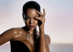 Rihanna prezentuje szwajcarską  biżuterię Chopard