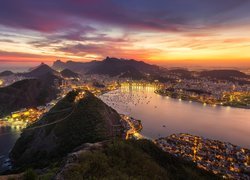 Rio de Janeiro w zachodzącym słońcu