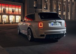 Rolls-Royce Cullinan przed teatrem