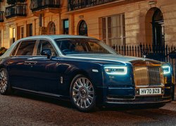 Rolls-Royce Phantom przed domem