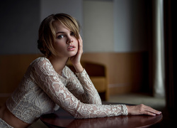 Rosyjska modelka Anastasiya Scheglova w ażurowej bluzce
