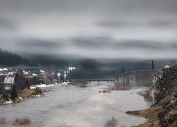 Rzeka Koyva, Wieś Kuse-Aleksandrovsky, Most, Mgła, Skarpa, Domy, Świerki, Śnieg, Gornozawodsk, Kraj Permski, Rosja