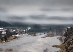 Rzeka Koyva, Wieś Kuse-Aleksandrovsky, Most, Mgła, Skarpa, Domy, Świerki, Śnieg, Gornozawodsk, Kraj Permski, Rosja