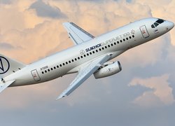 Rosyjski samolot pasażerski Suchoj Superjet 100