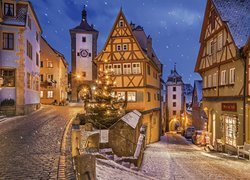 Zima, Uliczka, Domy, Dekoracje, Choinka, Boże Narodzenie, Śnieg, Oświetlenie, Rothenburg ob der Tauber, Bawaria, Niemcy
