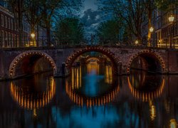 Holandia, Amsterdam, Miasto nocą, Kanał Keizersgracht, Rowery, Most, Oświetlenie, Budynki, Niebo, Chmury, Drzewa, Lampy