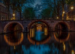 Holandia, Amsterdam, Miasto nocą, Kanał Keizersgracht, Rowery, Most, Oświetlenie, Budynki, Niebo, Chmury, Drzewa, Lampy