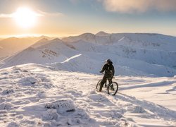 Rowerzysta w zaśnieżonych górach