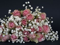 Róże i gipsówki w bukiecie
