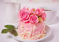 Róże na lukrowanym ciastku