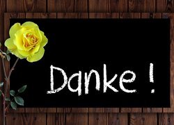 Róże przy tabliczce z napisem Danke