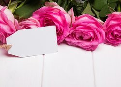 Róże z bilecikiem na deskach