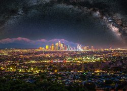 Rozgwieżdżone niebo nad Los Angeles i górami