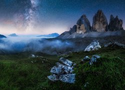 Rozgwieżdżone niebo nad szczytami Tre Cime di Lavaredo