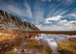 Rozlewisko przy wzgórzu Holyhead Mountain w północnej Walii