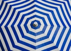 Rozłożona parasolka w biało-niebieskie paski