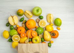 Różne owoce wysypane z papierowej torby