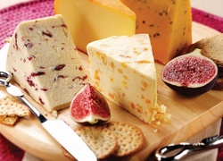 Różne rodzaje sera i cząstki fig na desce