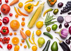 Różne rodzaje warzyw i owoców na białych deskach