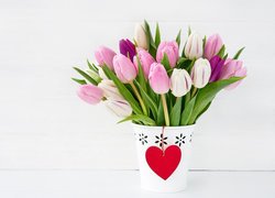 Różowe i białe tulipany w białej doniczce
